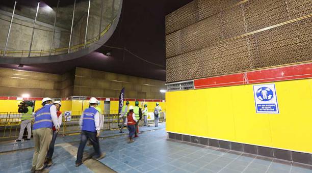 El color amarillo predomina en los paneles de esta estación del Metro de Quito. Foto: Vicente Costales / ÚN