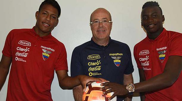 El DT Jorge Célico junto a dos seleccionados en un especial de Conmebol. Foto: Conmebol