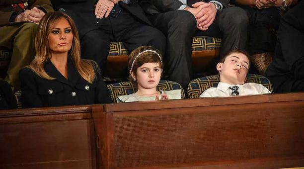 Joshua se durmió en el discurso. Cerca de él, la primera Dama, Melania. Foto: AFP