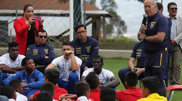 El DT Jorge Célico se dirigió a los jugadores en la Casa de la Selección. Foto: Julio Estrella / ÚN