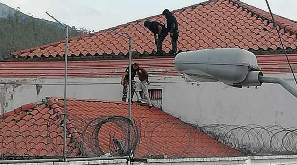 El privado de libertad llegó al tejado del centro de rehabilitación ibarreño. Foto: cortesía