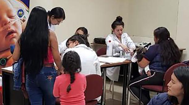 Los  exámenes, generalmente a niños, se hacen en la Facultad de Medicina de la Universidad Central. Foto: Betty Beltrán / ÚN