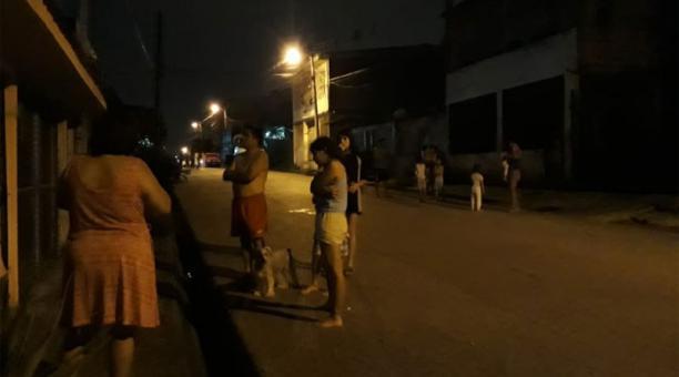 En Guayaquil, personas evacuaron de sus casas tras el sismo de la madrugada de este 22 de febrero del 2019. Foto: Jorge González / ÚN