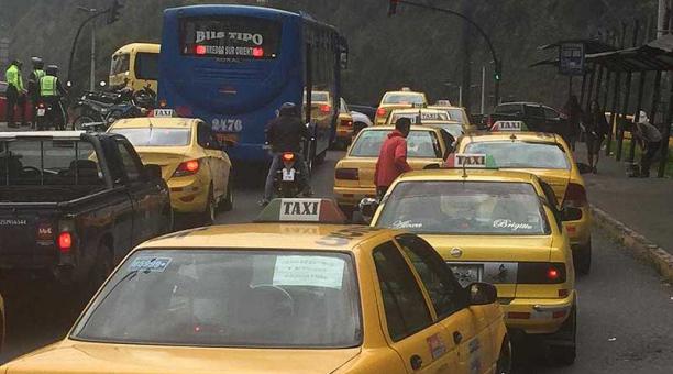 Por la acumulación de taxis frente a la parada ubicada en El Trébol, los buses paran en media vía. Foto: Eduardo Terán / ÚN