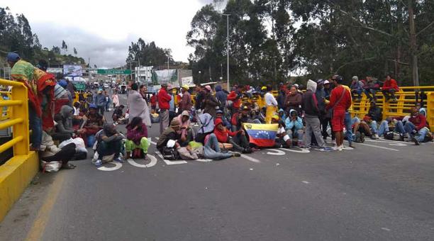 Imagen del 18 de febrero de ciudadanos venezolanos en el puente de Rumichaca. Según la ONU, a Ecuador han llegado 221 000 llaneros. Foto: Javier Montalvo para ÚN