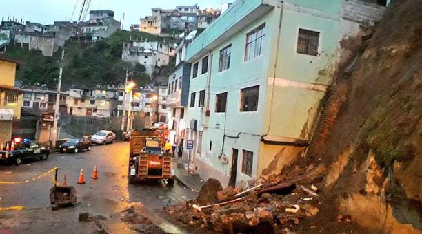 La tarde de ayer, 24 de febrero, se registró un derrumbe en las calles La Libertad y Mayu, en el sur de Quito. Foto: Twitter AMT