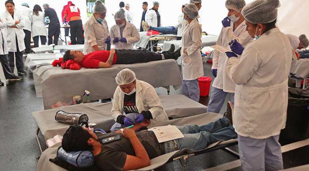 Todo un equipo técnico de la Cruz Roja atendió a los donantes de sangre, en las carpas instaladas en el parque La Carolina. Foto: Julio Estrella / ÚN