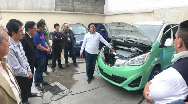 Una minivan eléctrica está siendo probada por los técnicos de le Empresa Eléctrica Quito. Foto: cortesía EEQ