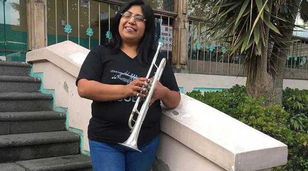Rocío toca la trompeta en la banda La Auténtica Campiña del Inca. Fotos: Betty Beltrán / ÚN