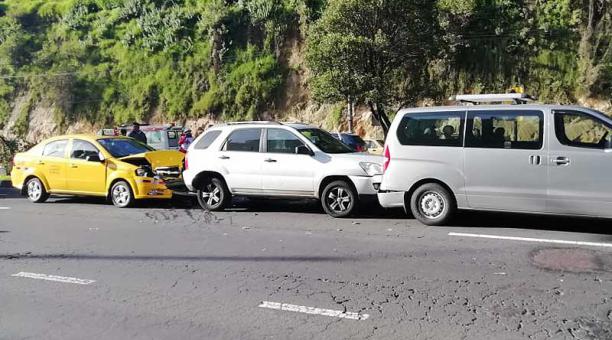 Tres vehículos se chocaron en el sector de la Loma de Puengasí, la mañana de este 12 de marzo del 2019. Foto: Twitter AMT
