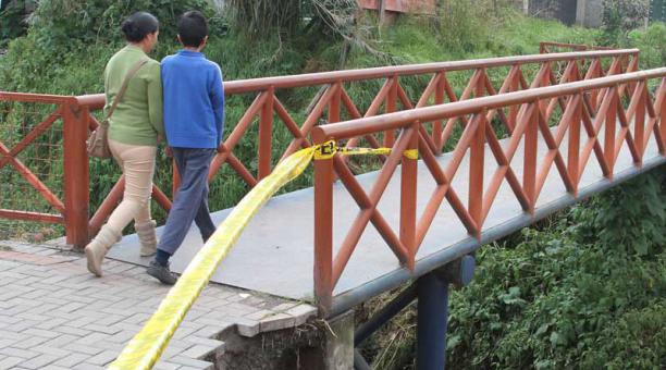 El puente es usado a diario por 300 familias. Foto: Eduardo Terán / ÚN