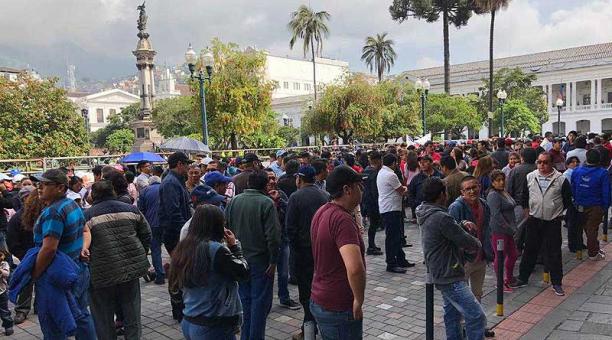 Decenas de transportistas acudieron la mañana de este 14 de marzo del 2019 a los bajos del Palacio Municipal en el Centro Histórico de Quito. Foto: Ana Guerrero / ÚN