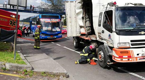 Un camión mediano, un bus y un vehículo pequeño resultaron afectados por el accidente en Luluncoto, este 15 de marzo del 2019. Foto: Twitter Bomberos Quito