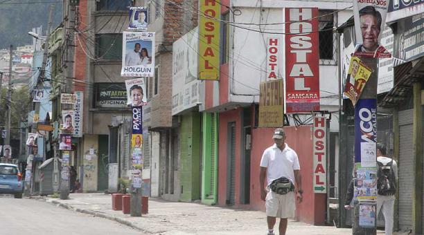 Afiches cubren los postes de avenidas como la Napo y Teniente Hugo Ortiz. Foto: Eduardo Terán / ÚN