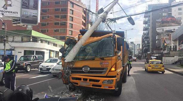 El camión que transportaba arena se impactó de frente contra un poste de electricidad, en la avenida Eloy Alfaro. Foto: Eduardo Terán / ÚN