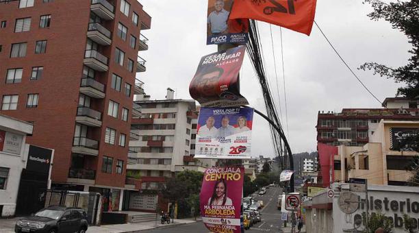 La propaganda política se apropió de espacios públicos en calles y avenidas de Quito. Foto: Galo Paguay / ÚN
