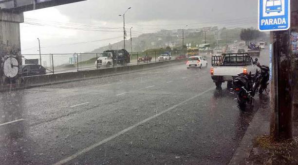 Los estragos por la fuerte lluvia se sintieron con más fuerza en el sur y el Centro Histórico de Quito. Foto: Twitter AMT