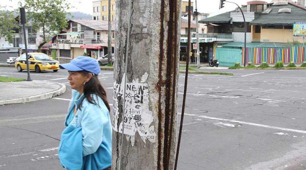 Inclinado, así está el poste en la avenida Atahualpa y Antonio de Ulloa, en el norte de Quito. Foto: Eduardo Terán / ÚN