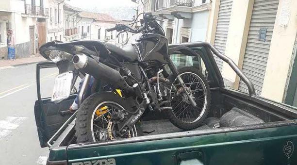 La motocicleta en la que se movilizaban dos sospechosos fue localizada por la Policía. Foto: cortesía Policía Nacional