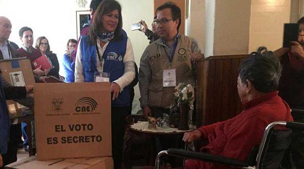 La mañana de este 22 de marzo del 2019, funcionarios del CNE visitaron a personas con discapacidad para que voten. Foto: Eduardo Terán / ÚN