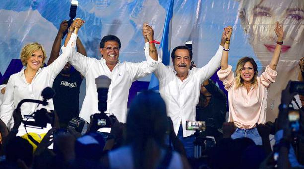 En su discurso, Cynthia Viteri  indicó que la Guayaquil decidió que siga el camino que lideraron León Febres Cordero y Jaime Nebot. Foto: EFE