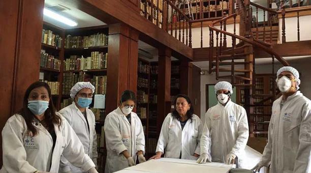 Museólogos y restauradores están a cargo de la limpieza de los libros. Foto: Betty Beltrán / ÚN