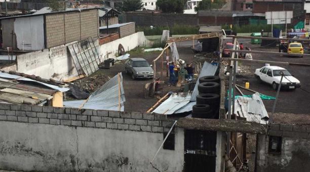 20 casas resultaron afectadas por el fuerte vendaval registrado ayer, 26 de marzo, en el barrio Manantial de Sangolquí. Foto: Eduardo Terán / ÚN