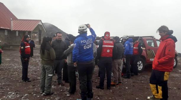 Policías del GOE y bomberos atendieron la emergencia en el volcán Chimborazo. Foto: Twitter Ministerio del Ambiente