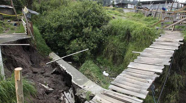 Un puente en malas condiciones en el barrio Alma Lojana será reemplazado para evitar incidentes. Foto: Galo Paguay / ÚN