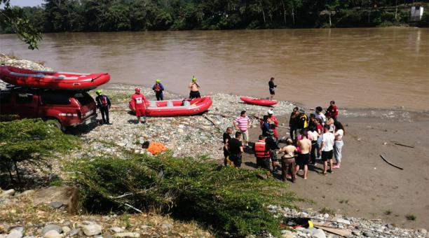 Socorristas especializados buscan al joven de 30 años desaparecido en Napo. Foto: Cortesía Cruz Roja Ecuatoriana