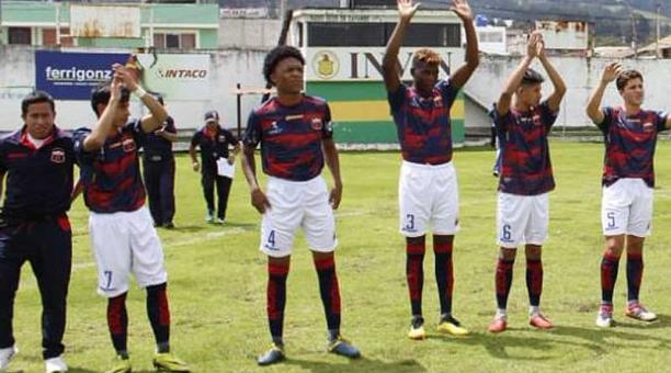 El plantel del Deportivo Quito que se estrenó en el fútbol amateur, el sábado en el estadio de Cayambe. Foto: Twitter Deportivo Quito