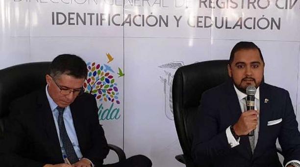 Vicente Taiano (derecha), director del Registro Civil. Foto: Twitter Registro Civil