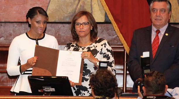 La presidenta de la Asamblea, Elizabeth Cabezas, posesionó a Diana Salazar. Foto: Patricio Terán / ÚN