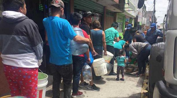 Moradores de la parte alta de Carapungo todavía se abastecen en tanqueros del líquido vital. Foto: Eduardo Terán / ÚN