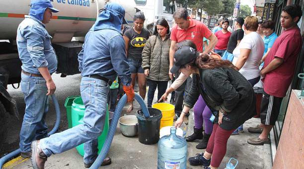 El abastecimiento a través de tanqueros seguirá desarrollándose en algunas zonas de Carapungo. Foto: Eduardo Terán / ÚN