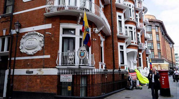 Desde el 2012, manifestantes, policías y, periodistas se concentraban afuera de embajada ecuatoriana en Londres. Foto: AFP
