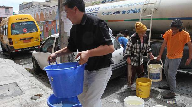Los vecinos de Carapungo siguen recogiendo agua en tanqueros. Nada que les arreglan el lío. Foto: Eduardo Terán / ÚN