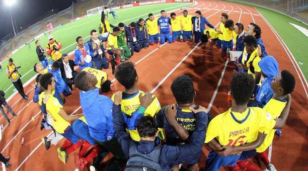 El festejo de la Selección de Ecuador al final  con una oración entre todos y de rodillas. Foto: Twitter de la FEF