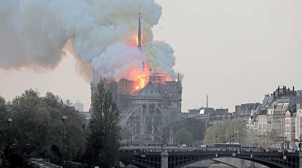 Las llamas sobre todo salían de la aguja central de la catedral de Notre Dame, en París. Foto: EFE
