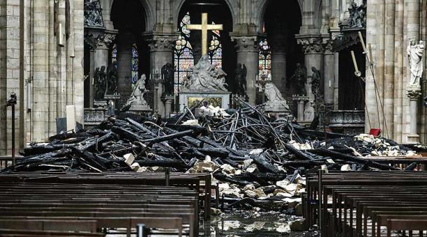 Tras 15 horas de labores, los bomberos lograron apagar el fuego en la catedral de Notre Dame. Foto: AFP