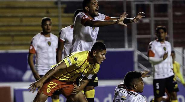 Luis Romero (27) corrió a fesjetar su gol, a los 55 segundos. Foto: API para ÚN