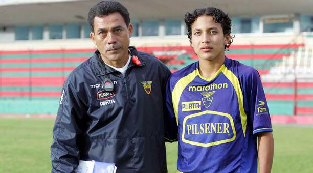 El técnico Javier Rodríguez junto a su hijo Bryan, en un amistoso de la Tricolor en el 2011. Foto: archivo / ÚN
