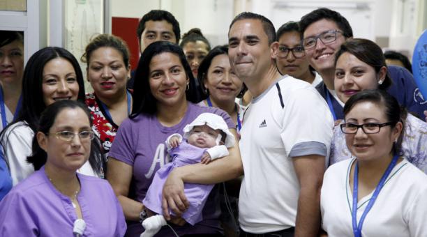 Los padres de Gladys posan junto a los profesionales que atendieron a la niña. Foto: Roberto Peñafiel / ÚN