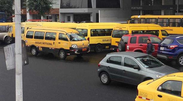 La mañana de este 24 de abril del 2019, conductores del transporte escolar se concentraron en varios puntos de Quito. Foto: Eduardo Terán / ÚN