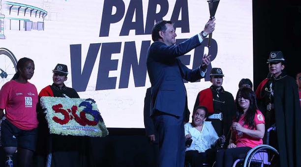 Álvaro Pazmiño, vicepresidente Ejecutivo de Grupo EL COMERCIO, muestra la ‘Llama de la carrera’ durante el acto de la noche del 24 de abril del 2019. Foto: Vicente Costales / ÚN