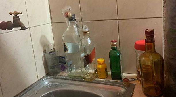 En botellas reusadas llenaban el trago presuntamente adulterado. Foto: Twitter Intendencia de Policía