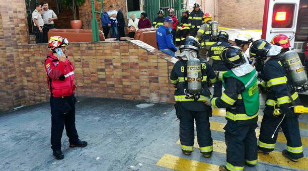 Miembros de los Bomberos atendieron la emergencia que se registró en un edificio del norte de Quito, la mañana de este 30 de abril del 2019. Foto: Twitter Bomberos Quito