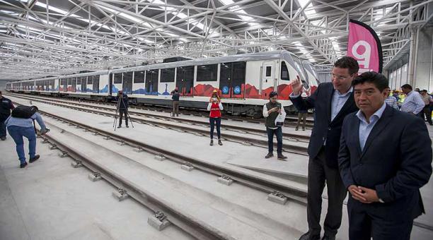 El alcalde electo, Jorge Yunda, y el burgomestre saliente, Mauricio Rodas visitaron los talleres del Metro de Quito. Foto: Armando Prado / ÚN