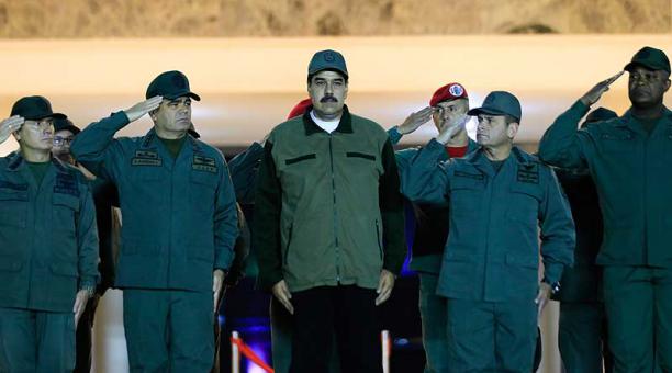 Nicolás Maduro y el alto mando militar aparecieron en un acto transmitido en cadena obligatoria de radio y televisión. Foto: AFP