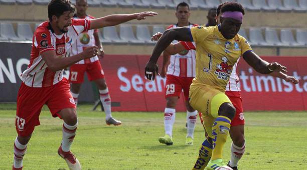 La ‘Tuka’ Ordóñez es marcado por un futbolista del Técnico universitario, en Ambato. Foto: API para ÚN